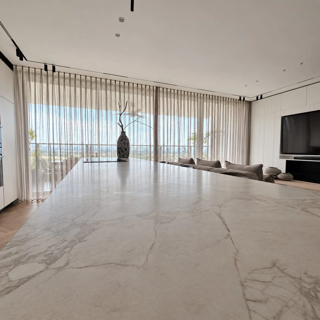 View along the island surface towards the living-room windows